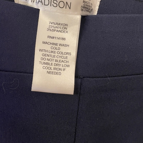 89th & Madison Navy Capri pants - Picture 3 of 4